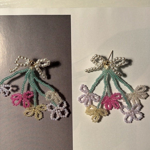 Handcrafted beaded floral earrings - Picture 3 of 8